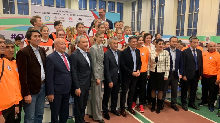 Президент World Athletics Себастьян Коэ наградил участников Altay Kids Cup III